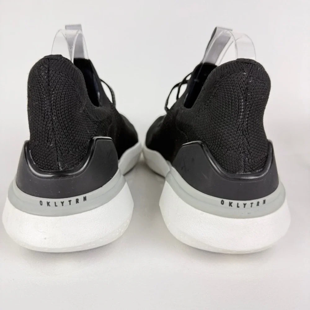 Oakley OKLYTRN Size 9.5 Men Black Knit‎ Lightweight Running Athletic Sneakers